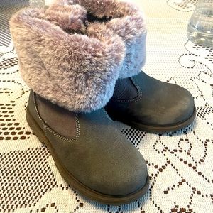 Oshkosh girls fur boots size 9